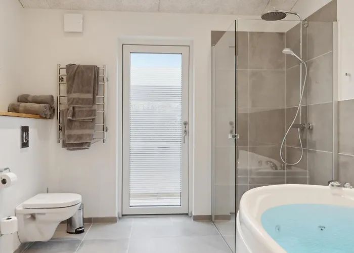 5 Bedroom In Hadsund